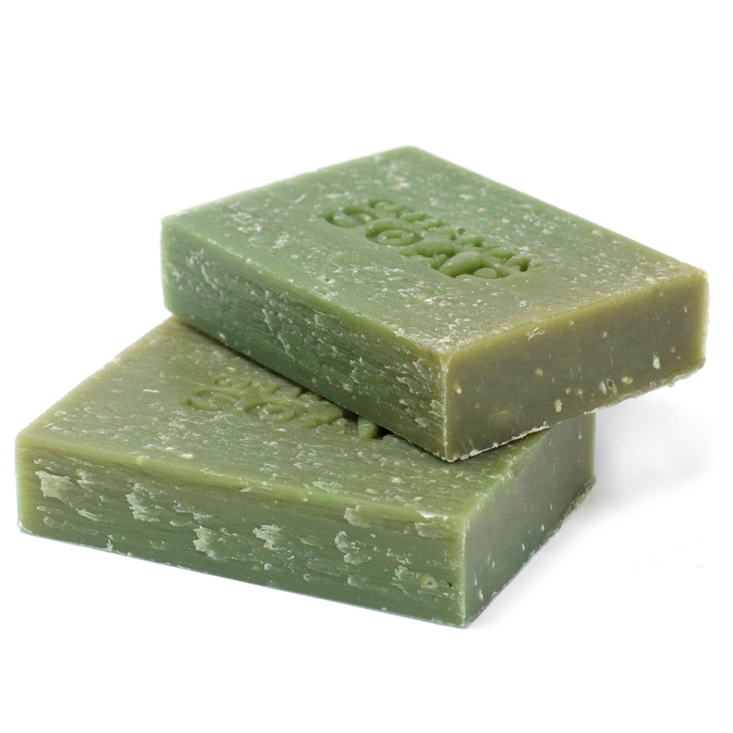 Lemon & Basil Made with Lemon and Basil Essential Oil, and Pumice to help scrub away dirt, this soap is just the thing to freshen you up after a hard day's work (Hard day's work not required)  Hand crafted using only sustainable Palm oil, age-old botanicals and pure aromatic oils, these almost mythical soaps will transform your daily wash into a cleansing ritual to be savoured. SLS and Parabens free.