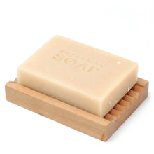将图片加载到图库查看器，Coconut &amp; Lime Made with lime essential oil and dried coconut flakes, this soap also has a dash of coconut fragrance to bring out a cool and fresh tropical scent.  Hand crafted using only sustainable palm oil, age-old botanicals and pure aromatic oils, these almost mythical soaps will transform your daily wash into a cleansing ritual to be savoured. SLS and Parabens free.