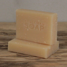 将图片加载到图库查看器，Coconut &amp; Lime Made with lime essential oil and dried coconut flakes, this soap also has a dash of coconut fragrance to bring out a cool and fresh tropical scent.  Hand crafted using only sustainable palm oil, age-old botanicals and pure aromatic oils, these almost mythical soaps will transform your daily wash into a cleansing ritual to be savoured. SLS and Parabens free.
