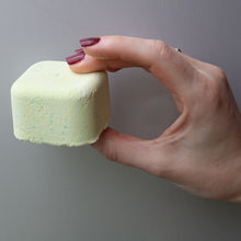 将图片加载到图库查看器，Post-Workout - Grapefruit and Lime  Just like bath bombs, but for the shower!  Add these gorgeously, essential oil fragranced steamers, to the base of your shower and relax.   You&#39;ll receive 5 of the 80gram Steamer cubes. 